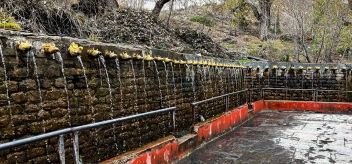 मुक्तिनाथको १०८ धारामा छाता, प्लास्टिक र रेनकोट ओढेर स्नान गर्न प्रतिबन्ध