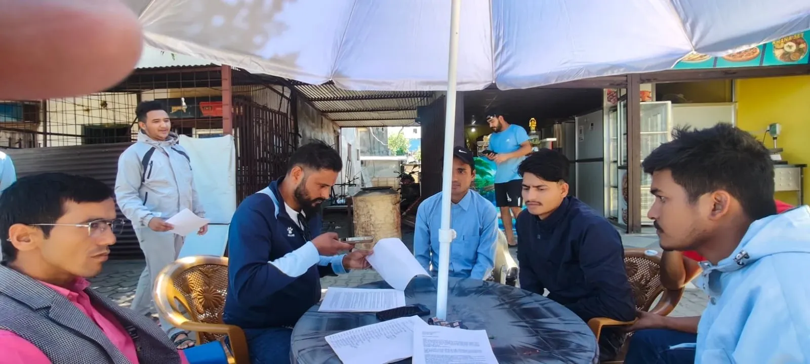 लोक सेवाको नियमित कार्यतालिका र सुशासनको माग गर्दै सुर्खेतमा ज्ञापनपत्र बुझाउदै युवाहरू