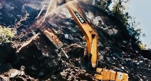 सडक निर्माणका क्रममा पहरा खस्यो, एक्स्काभेटरसहित चालक पुरिए