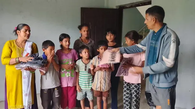श्री सिद्धेश्वरी माध्यमिक विद्यालय चौकुने ७ का अनाथ वालबालिकाहरुलाई पौडेल दम्पतीद्वारा कपडा वितरण