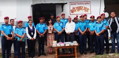 सुर्खेत कारागारलाई पत्रकार विराट अनुपमद्वारा आठ दर्जन पुस्तक सहयोग